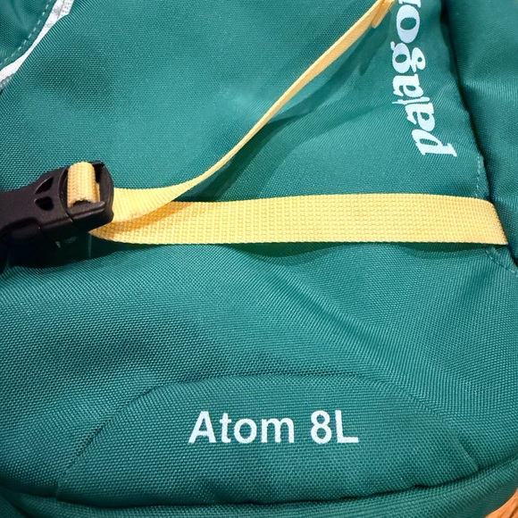 Patagonia Atom 8L Sling Bag - Green and Yellow - Picture 5 of 8